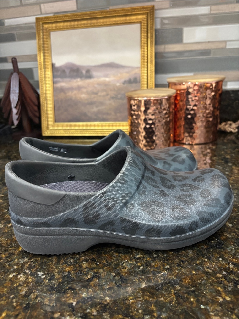 LIJE NEW WIRN ONCE Crocs NERIA PRO II black/gray cheetah dual comfort clogs PRO